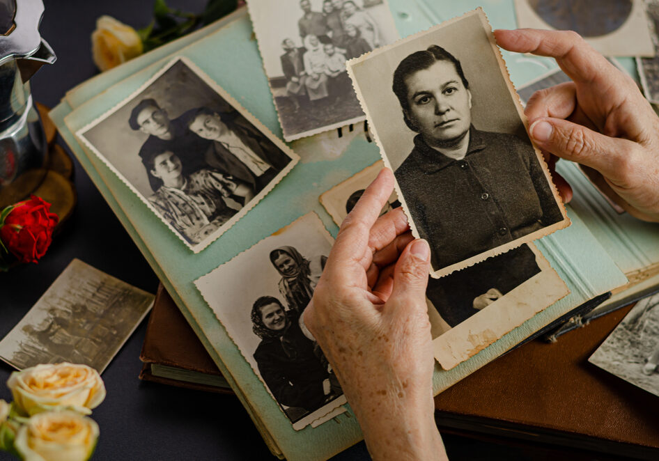 Female,Hands,Holding,And,Old,Photo,Of,Her,Mother.,Vintage